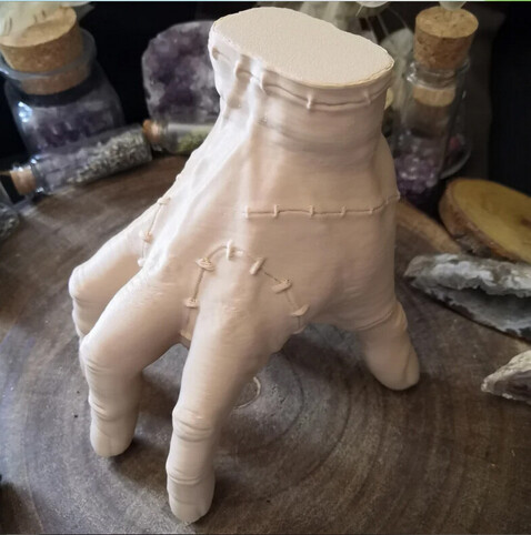 Das eiskalte Händchen von der Addams Family als Deko-Gegenstand.
Foto aus dem Shop LeafWork Design