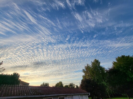 Wolken in kleinen Stücken. 
