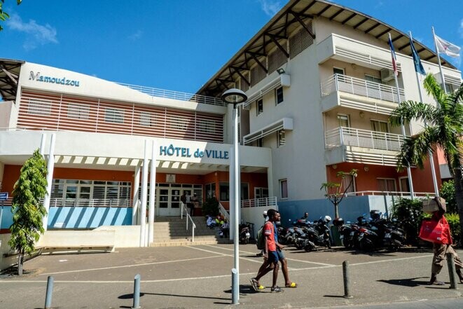 L'hôtel de ville de Mamoudzou à Mayotte en 2018. © Photo Julien Helaine / Hans Lucas via AFP