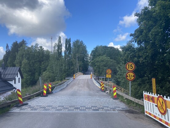 Kapea painorajoitettu puupäällysteinen silta