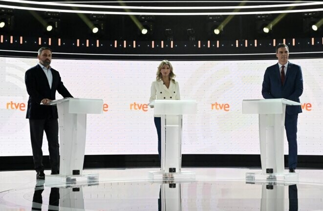 Santiago Abascal (Vox), Yolandia Diaz (Sumar) et Pedro Sanchez (PSOE), lors du débat télévisé du 19 juillet, en l’absence d’Alberto Núñez Feijóo (PP). © Photo Javier Soriano / AFP