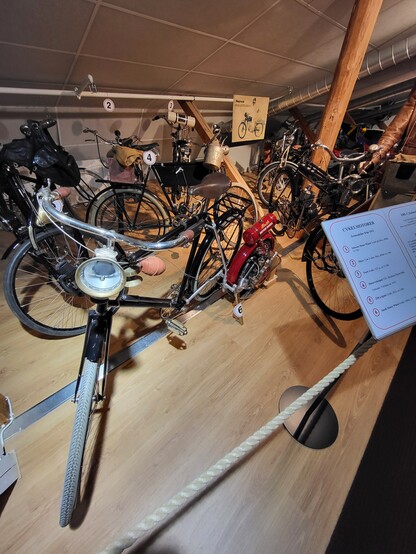 Eine Stellfläche voller Fahrräder von etwa 1910 bis 1940