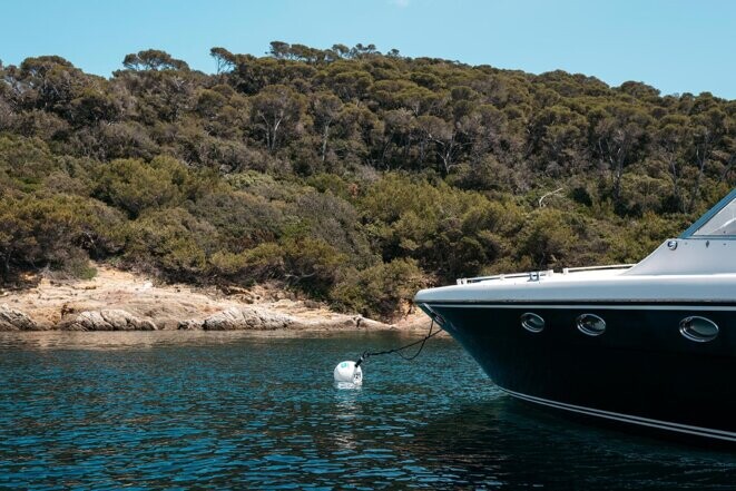 Un bateau amarré à l'une des bouées de la ZMEL à Port-Cros le 12 juin 2023. © Photo Maïté Baldi pour Mediapart