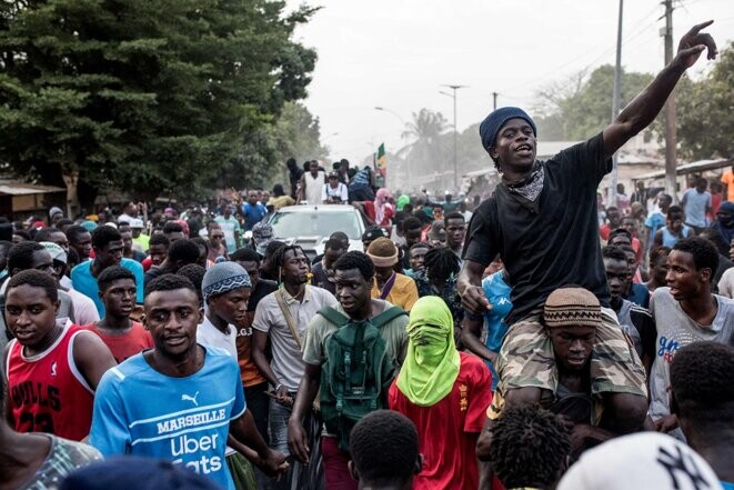 Des partisans du chef de l'opposition, Ousmane Sonko lors d'un meeting à Ziguinchor le 24 mai 2023. © Photo Muhamadou Bittaye / AFP