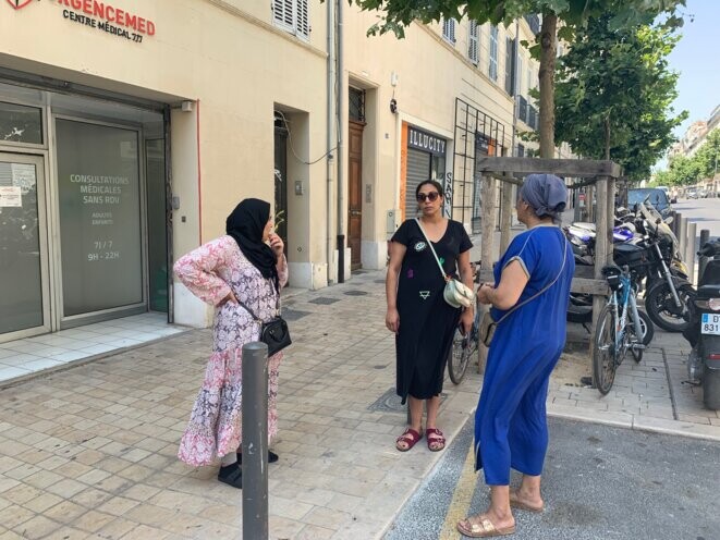 Nour (à gauche) et Samra (à droite), accompagnées d'une amie de la famille, le 22 juillet à Marseille © Camille Polloni / Mediapart