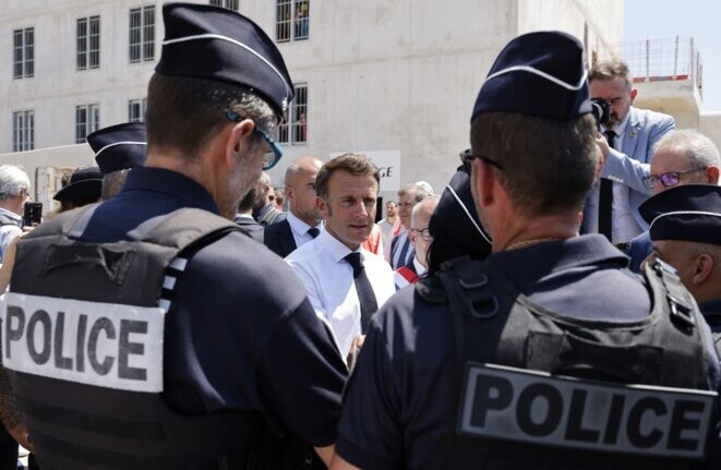 Emmanuel Macron face à des policiers à Marseille, fin juin 2023. © Photo Ludovic Marin / AFP