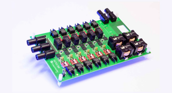 Elektronik für elektrokalorische Wärmepumpen: Der abgebildete Demonstrator erzielt einen elektrischen Wirkungsgrad von 99,75 Prozent. Dadurch könnten elektrokalorische Wärmepumpen ohne Kältemittel und Kompressor konkurrenzfähig werden und die gängigen Wärmepumpen sogar überflügeln. © Fraunhofer IAF