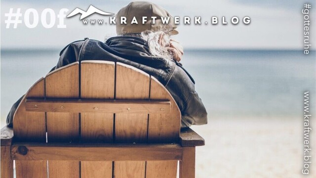Ein alter weisshaariger Mann sitzt in einem Holzstuhl und schaut verträumt aufs Meer. Möglicherweise ist er ausgestiegen, ein Aussteiger aus dem normalen Leben weil er es satt hatte in den Mühlen den Alltags stecken zu bleiben. Veröffentlicht auf www.kraftwerk.blog #00f