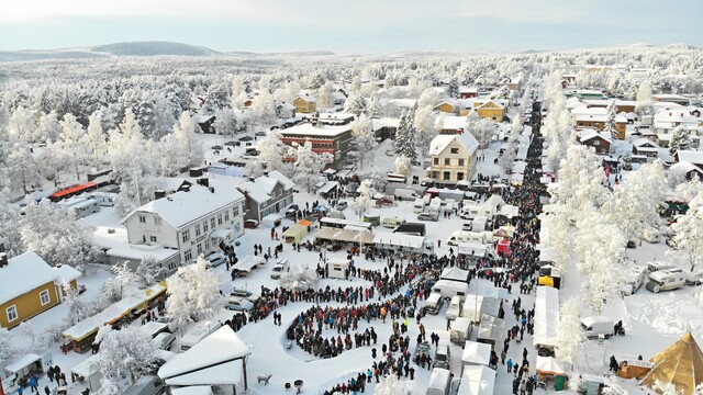 Drönarfoto av Jokkmokks marknad i ett ljust vinterlandskap. Marknaden etablerades i början av 1600-talet, och lockar mer än 40.000 besökare till Jokkmokk den första torsdagen-lördagen i februari varje år.