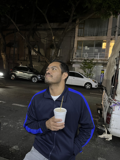 Mi novio con un agua de guayaba con piña en la colonia Roma norte de la CDMX.