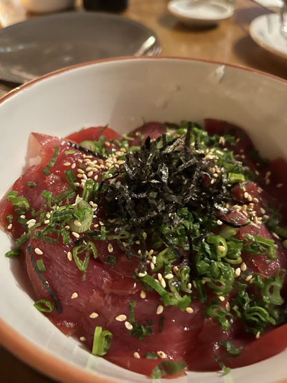 "Maguro Don", un platillo a base de arroz y atún del restaurante Kura en CDMX