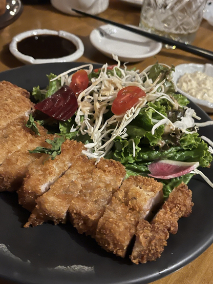 "Tonkatsu", cerdo empanizado frito japonés, con ensalada a un lado.