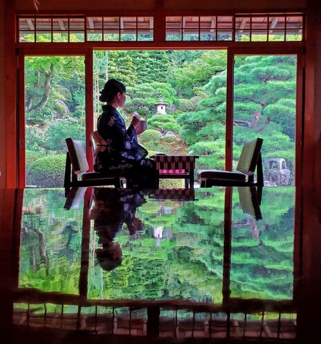 Nao-san takes a cooling coffee break at Omuro-tei, Kyoto.