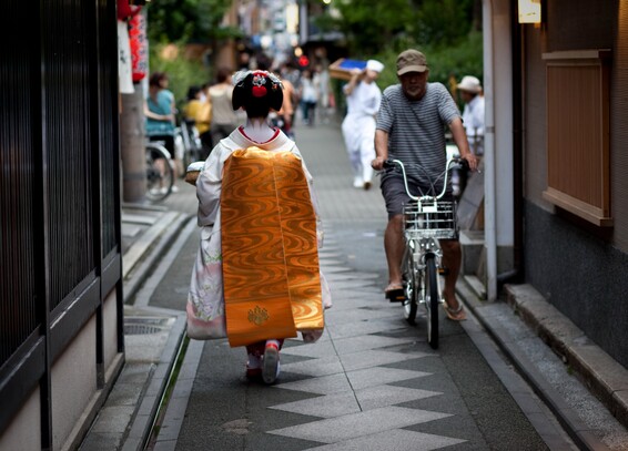 A maiko makes her way to her first assignation of the night.