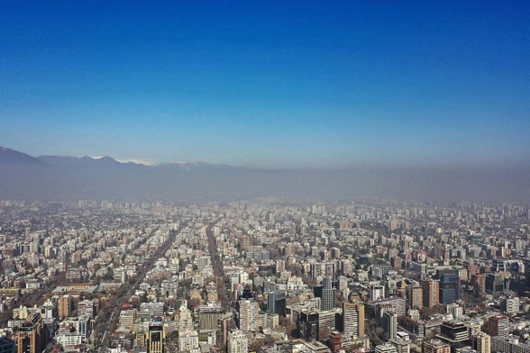 Ungewöhnlich hohe Temperaturen wurden auch in der Hauptstadt Santiago de Chile 450 Kilometer weiter südlich gemessen: Gestern (Ortszeit) stieg das Thermometer auf 24 Grad. Für heute und morgen wurden ähnliche Temperaturen vorhergesagt.