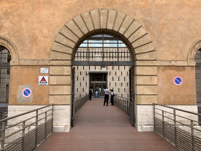 L’entrée de la cour d’appel d’Aix-en-Provence, le 3 août 2023. © Photo : Camille Polloni