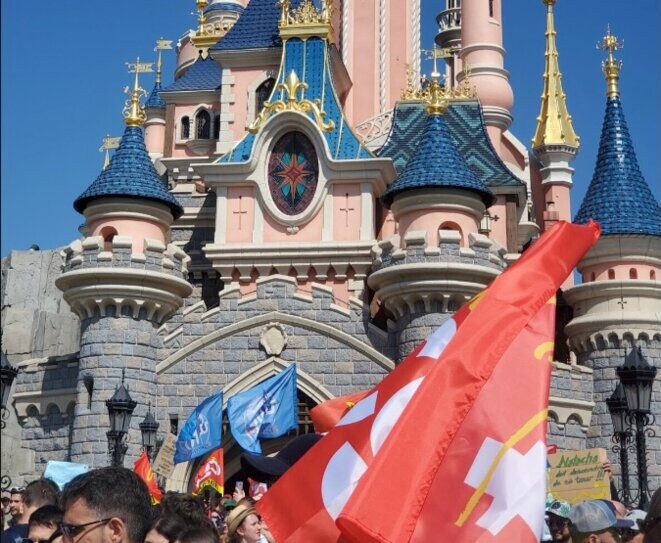 Les salariés de Disneyland Paris en grève, samedi 3 juin 2023. © Photo Yunnes Abzouz / Mediapart