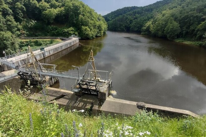 Le barrage hydroélectrique de Sauviat, en service depuis 1903 dans l'est du Puy-de-Dôme, retient plus de 300.000 mètres cubes de sédiments gorgés de métaux lourds. © Photo Nicolas Cheviron pour Mediapart