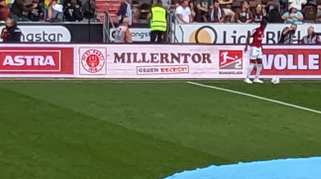 Bandenwerbung Millerntor gegen rechts.