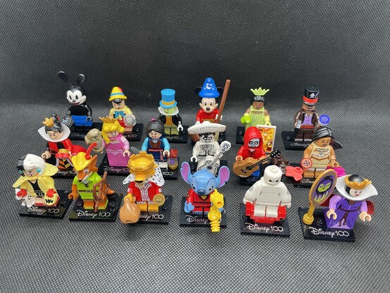 18 Minifiguren aus der LEGO® Minifiguren-Serie „Disney 100“.
