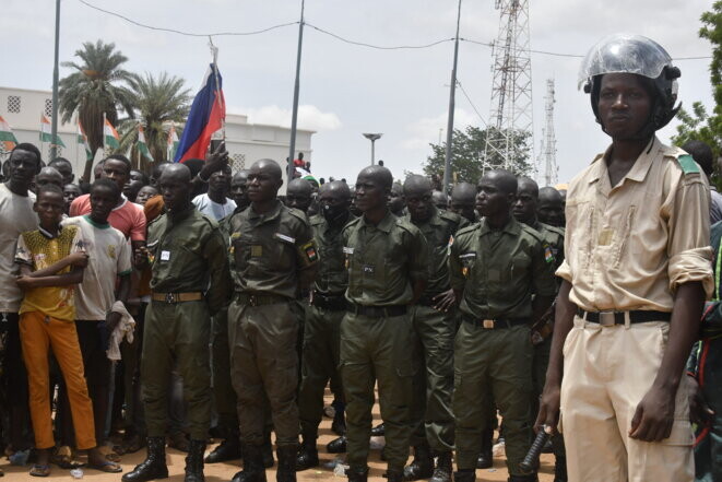 Une manifestation en soutien aux putschistes nigériens devant l’ambassade de France à Niamey le 30 juillet 2023. © AFP