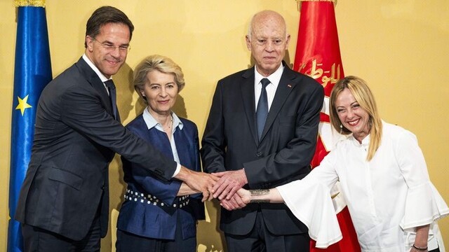 Een grijnzende Rutte, Von der Leyen en Meloni leggen de hand op elkaar samen met de Tunesische president: 

'Demissionair minister-president Mark Rutte, Europese Commissievoorzitter Ursula Von der Leyen en de Italiaanse minister-president Giorgia Meloni tijdens een ontmoeting met de Tunesische president Kais Saied. Tijdens het bezoek wordt er gesproken over een migratiedeal tussen de Europese Unie en Tunesië. © ANP'