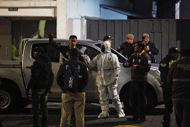 Des policiers autour de la voiture où se trouvait le candidat à la présidentielle Fernando Villavicencio lorsqu’il a été tué à Quito, le 9 août 2023. © Photo Galo Paguay/AFP