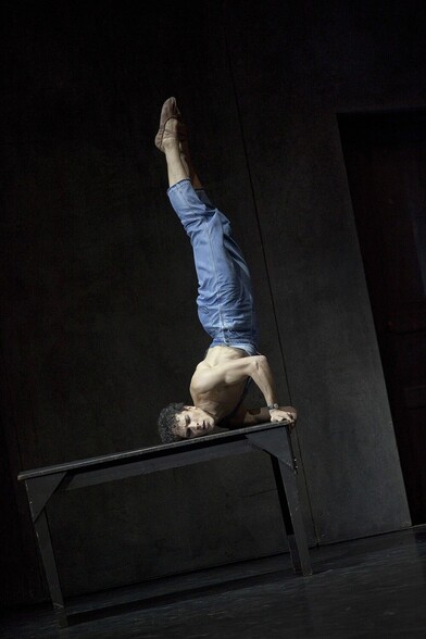 Stéphane Bullion dans Le jeune homme et la mort de Roland au Petit Palais Garnier, Ballet de l'Opéra de Paris, photo Anne Deniau