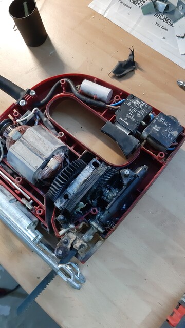 inside of electric wood saw