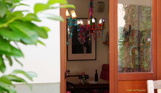 Ein Weinlokal mit dem besonderen Flair.
A wine bar with a special flair.