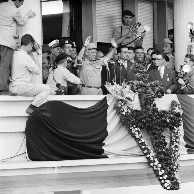 Le général Salan (les bras levés) au balcon du gouvernement général d’Alger, le 15 mai 1958 (il y criera «Vive de Gaulle !») © AFP