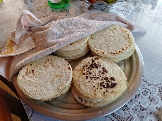 The arepa is a food of pre-Columbian origin, made from ground dry corn dough or precooked cornmeal, circular and flattened.
#arepa #Arepas #colombia #colombiano #columbian #food #foodlover #precook