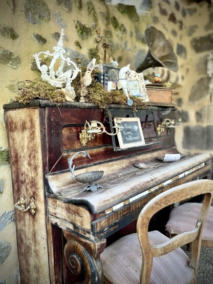 Old piano decorative in ‎⁨Saint-Geneys-près-Saint-Paulien⁩