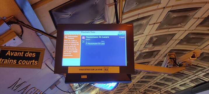 Un écran indiquant un train direction Haussmann Saint-Lazare. Aucun nom de mission n'est mentionné !