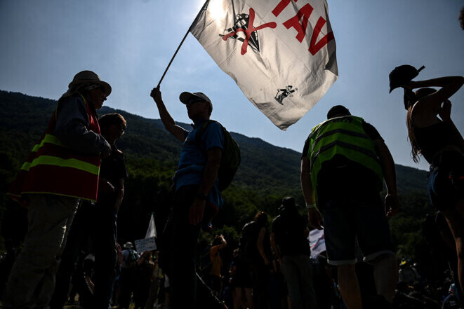 Lors de la manifestation contre la construction de la ligne ferroviaire Lyon Turin, à La Chapelle, près de Modane, le 17 juin 2023. © Photo Olivier Chassignole / AFP