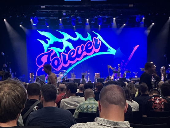 Eröffnungshintergrund in The Hall mit dem Slogan „Forever“