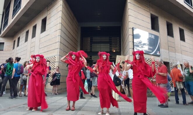 Une manifestation de soutien était organisée devant le tribunal de Dijon avant le procès de sept militants d'Extinction Rebellion accusés d'une action contre la BNP en mai 2023 © Floriane Louison