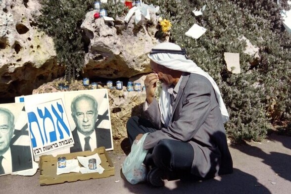 Recueillement juste avant les funérailles de Yitzhak Rabin le 6 novembre 1995 à Jérusalem. © Photo Manoocher Deghati / AFP
