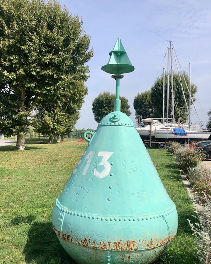 Grosse bouée de navigation posée sur l’herbe