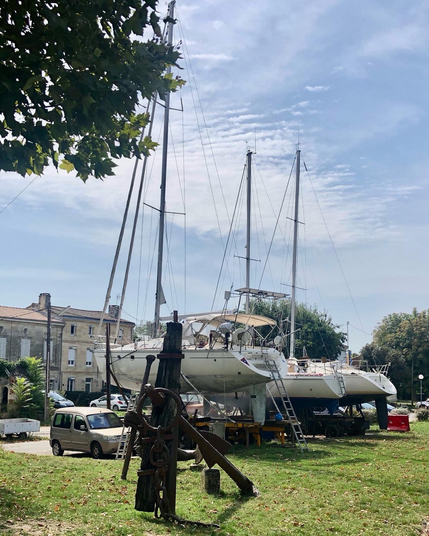 Bateaux à voile au carénage 