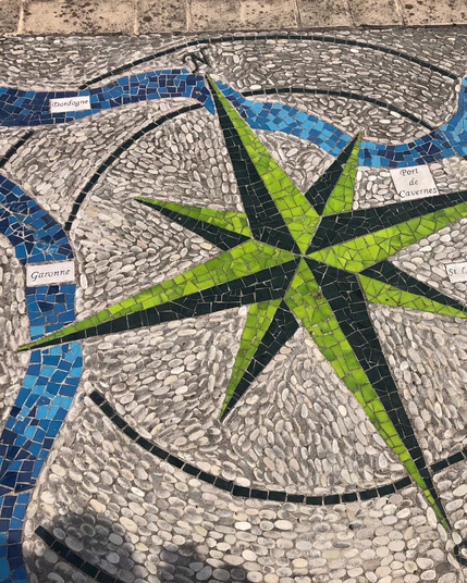 Mosaïque représentant une rose dès vents et l’Entre Deux Mers formé par la Dordogne et la Garonne