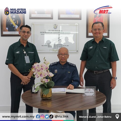 Photo of three person at the guest book table. From left, they are Mr. Azlan Mahmud, Dato’ Haji Zazuli Johan, and Ir. Zulkifli Mohamed.