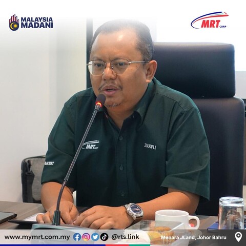 RTS Link Project Director, Ir. Zulkifli Mohamed, speaking to the microphone during a briefing.