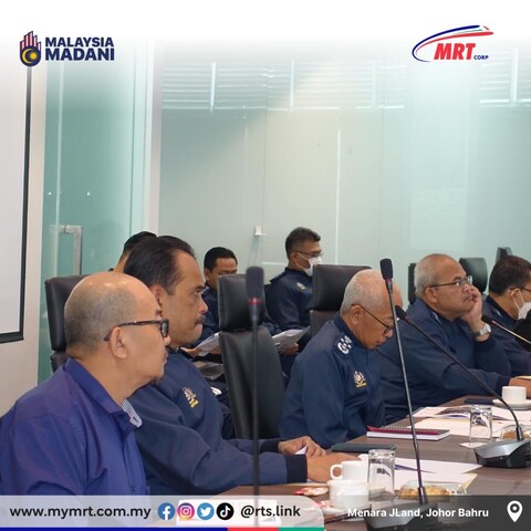 A group of delegation from the Royal Malaysian Customs Department (Headquarters & Johor State) sitting at the table.