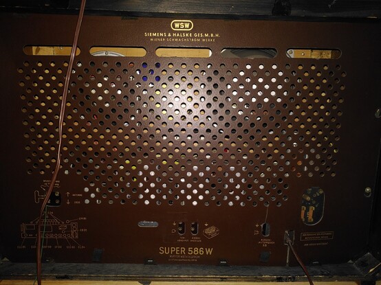 Rückseite eines Super 586 W Röhrenradios der Firma Siemens und Halske