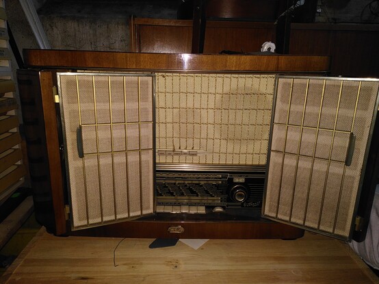 Vorderseite eines Super 586 W Röhrenradios der Firma Siemens und Halske