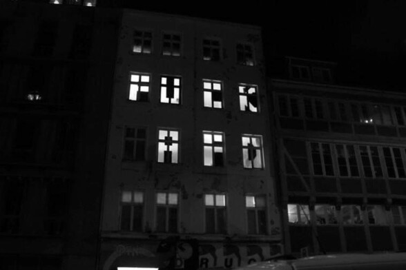 Bildbeschreibung: ein Gebäude nachts bei dem die Fenster so erleuchtet sind, dass "FUCK AFD" zu lesen ist




