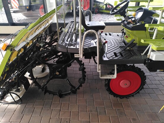 Ein Claas Reispflanzer im Claas Showroom