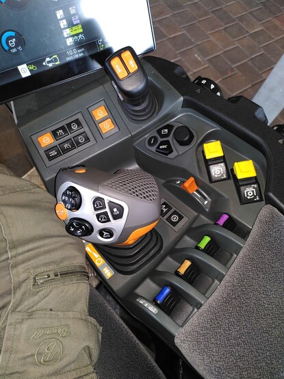 Die Steuerkonsole eines Claas Traktors im Claas Showroom