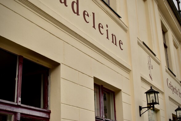 Faux stone facing made of beige-painted plaster 